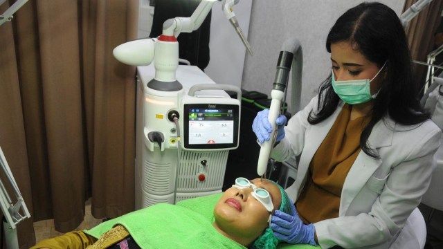 ZAP Premiere teknologi laser spesialis kulit dan kelamin.

 (Foto: Nuryatin Phaksy Sukowati/kumparan)
