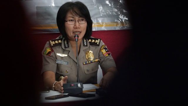 Komandan DVI RS Polri Kombes Pol Lisda Cancer memberikan keterangan pers terkait perkembangan identifikasi korban Lion Air JT-610 di RS Polri, Jakarta, Kamis (1/11). (Foto:  Fanny Kusumawardhani/kumparan)