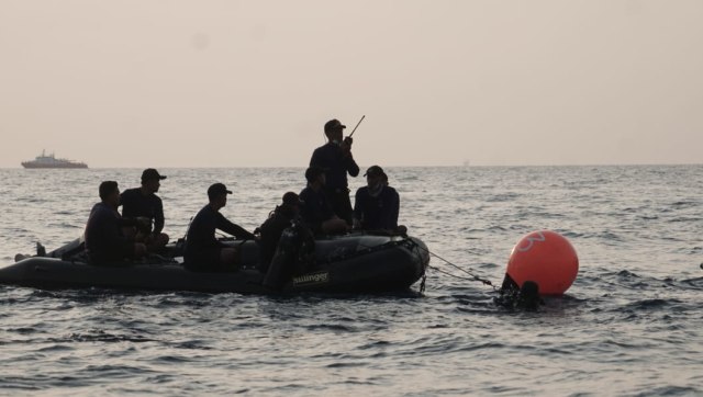 Pasukan Denjaka TNI AL kembali mencari black box dan pesawat Lion Air di Perairan Karawang, Jawa Barat (1/11).  (Foto: Iqbal Firdaus/kumparan)