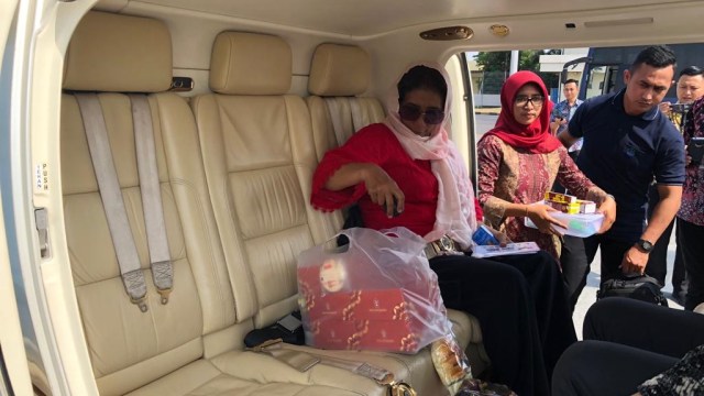 Susi Pudjiastuti naik helikopter menuju pesantren Al Fattah, Situbondo, Jawa timur, Jumat (2/11/2018). (Foto: Arifin Asydhad/kumparan)