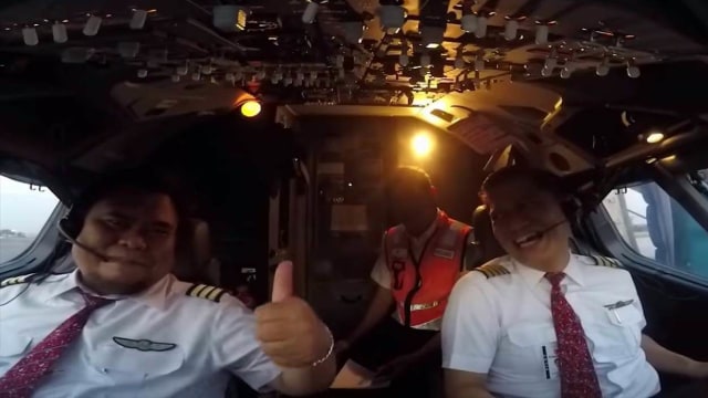 Kebersamaan Captain Edward Limbong saat terbang bersama dengan ko-pilot Lion Air JT-610 Harvino. (Foto: Youtube/Edward F. Limbong)