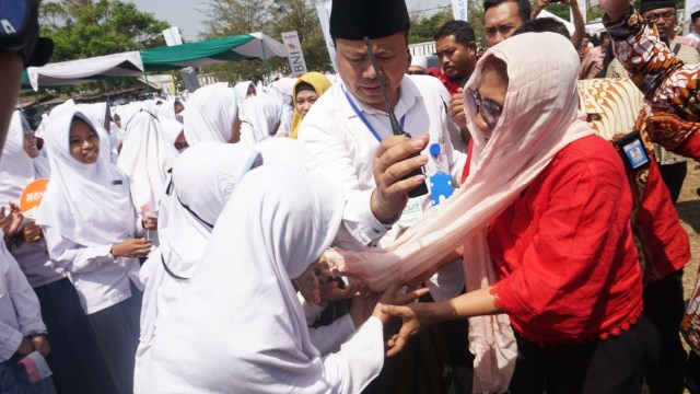 Beberapa santri berebut untuk bersalaman dan mencium tangan dan jilbab milik menteri Susi Pudjiastuti di Pondok Pesantren Nurul Jadid, Probolinggo, Jumat (2/11/2018). (Foto: Fitra Andrianto/kumparan)