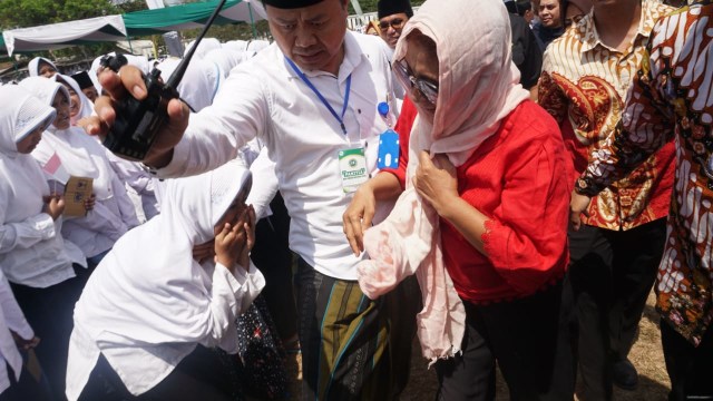 Beberapa santri berebut untuk bersalaman dan mencium tangan dan jilbab milik menteri Susi Pudjiastuti di Pondok Pesantren Nurul Jadid, Probolinggo, Jumat (2/11/2018). (Foto: Fitra Andrianto/kumparan)