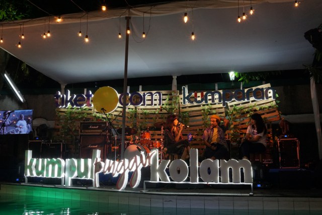 Seru nya Kumpul Pinggir Kolam Kumpatan X Tiket.com