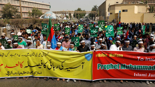 Demonstrasi protes pembebasan tersangka penista agama di Pakistan. (Foto: REUTERS/Akhtar Soomro)