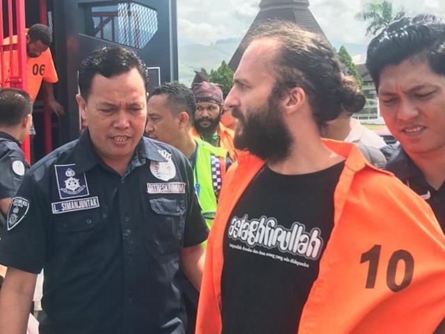 Pelimpahan ke Kejaksaan Wamena, Warga Polandia Merontak Masuk Pintu Pesawat