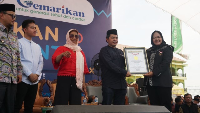 Pemred kumparan.com Arifin Asydhad menerima penghargaan MURI Makan ikan bersama santri terbanyak di Ponpes Nurul Jadid, Jumat (2/11/2018). (Foto: Fitra Andrianto/kumparan)