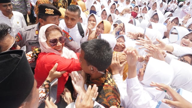 Santri di Pondok Pesantren Nurul Jadid bersalaman dengan Menteri Kelautan dan Perikanan Susi Pudjiastuti di Ponpes Nurul Jadid, Jumat (2/11/2018). (Foto: Fitra Andrianto/kumparan)