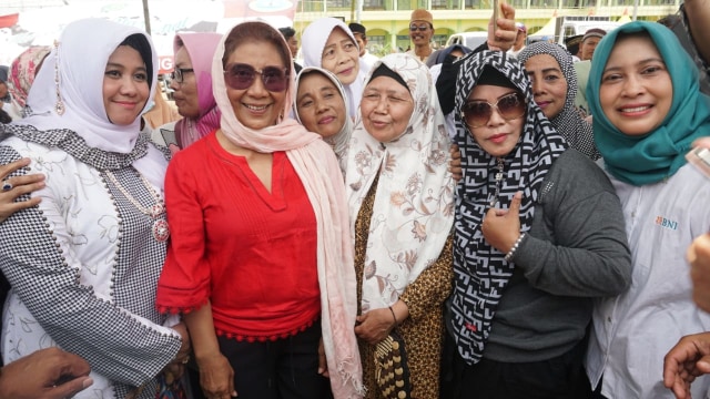 Menteri Kelautan dan Perikanan Susi Pudjiastuti foto bersama dengan keluarga kiyai dari Pondok Pesantren Nurul Jadid, Jumat (2/11/2018). (Foto: Fitra Andrianto/kumparan)