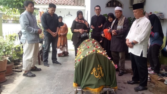 Jenazah George Taka dibawa ke masjid terdekat untuk disalatkan (Foto: Ainul Qalbi/kumparan)