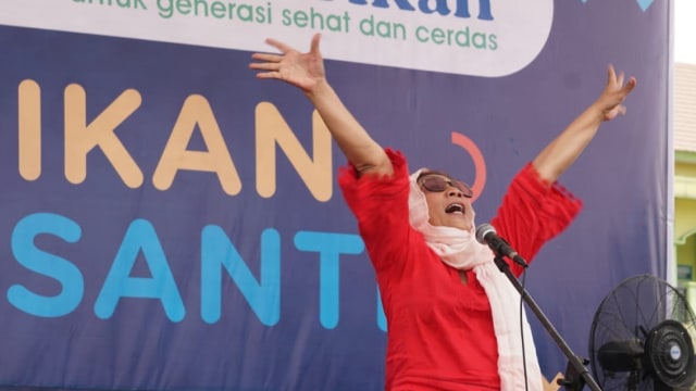 Menteri Susi Pudjiastuti saat memberikan motivasi untuk santri di Pondok Pesantren Nurul Jadid, Jumat (2/11/2018). (Foto: Fitra Andrianto/kumparan)