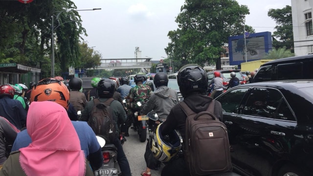 Lalu lintas sekitar Masjid Istiqlal terpantau macet. (Foto: Darin Atiandina/kumparan)