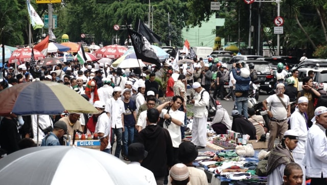Peserta aksi bela Tauhid bergerak menuju Istana Merdeka. (Foto: Nugroho Sejati/kumparan)