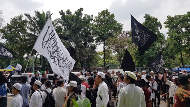 Massa bergerak dari Masjid Istiqlal menuju Istana. (Foto: Efira Tamara/kumparan)