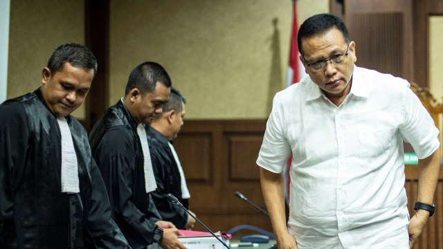 Terdakwa kasus dugaan korupsi pembangunan gedung kampus IPDN Provinsi Sumbar Tahun Anggaran 2011 Dudy Jocom saat menjalani tuntutan di Tipikor. (Foto: ANTARA FOTO/Aprillio Akbar)