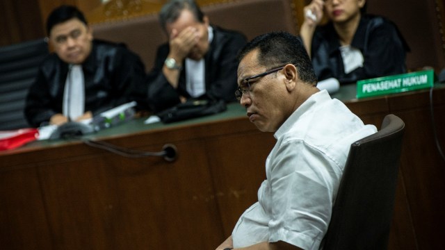 Terdakwa kasus dugaan korupsi pembangunan gedung kampus IPDN Provinsi Sumbar Tahun Anggaran 2011 Dudy Jocom saat menjalani tuntutan di Tipikor. (Foto: ANTARA FOTO/Aprillio Akbar)