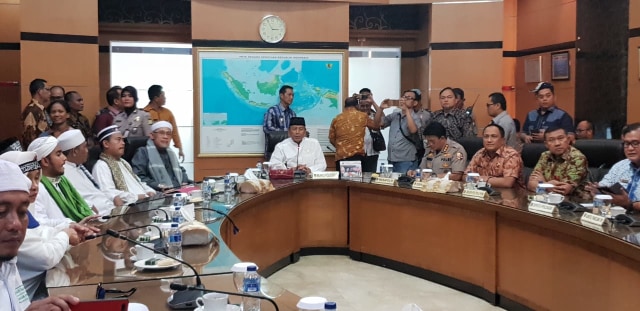 Wiranto terima 10 perwakilan massa aksi bela tauhid di kantor menkopolhukam (Foto: Fadjar Hadi/kumparan)