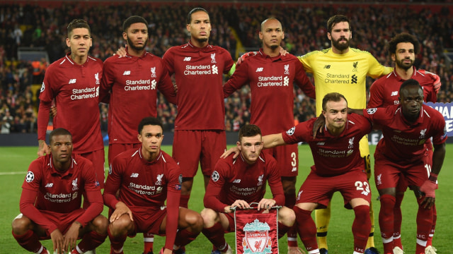 Para pemain Liverpool berpose sebelum pertandingan. (Foto: Oli Scarff/AFP)