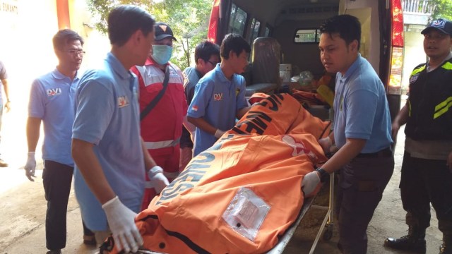 Dua kantung jenazah tiba di RS Polri, Jumat (2/11/2018). (Foto: Paulina Heras/kumparan)