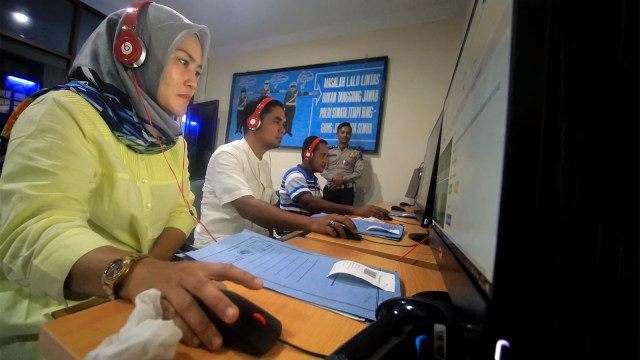 Sejumlah pemohon Surat Izin Mengemudi (SIM) mengikuti ujian tertib berlalu lintas di ruang pembuatan SIM. Foto: ANTARA FOTO/Rahmad