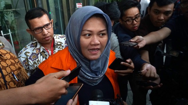 Bupati Bekasi nonaktif Neneng Hasanah usai menjalani pemeriksaan di Gedung KPK, Jakarta, Jumat (2/11/2018). (Foto: Fanny Kusumawardhani/kumparan)