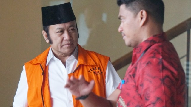 Bupati Lampung Selatan nonaktif Zainudin Hasan usai menjalani pemeriksaan di Gedung KPK, Jakarta, Jumat (2/11/2018). (Foto: Fanny Kusumawardhani/kumparan)