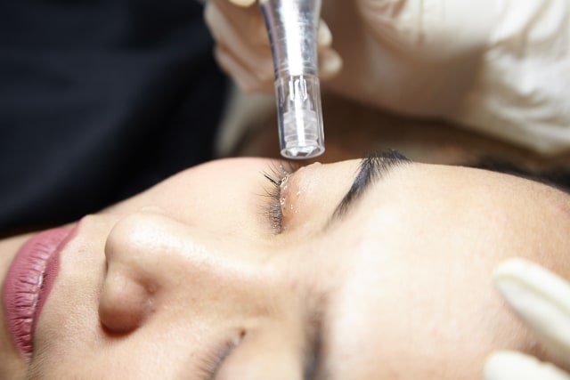 Proses perawatan lash lifting sebagai opsi selain eyelash extension. (Foto: dok. Everlash Lash Expert)