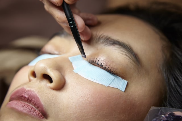 Proses perawatan lash lifting (Foto: dok. Everlash Lash Expert)