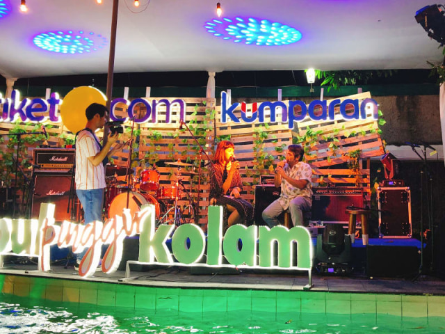 Menjelang Weekend, Ikutan Kumpul Pinggir Kolam Bersama Pecinta Liburan (3)