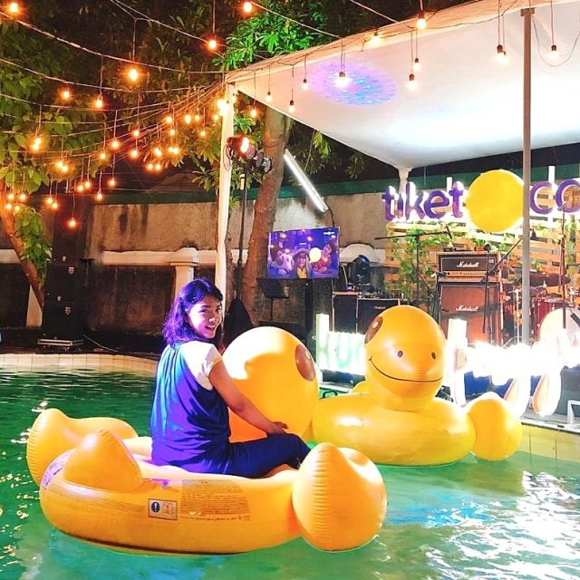 Menjelang Weekend, Ikutan Kumpul Pinggir Kolam Bersama Pecinta Liburan (4)
