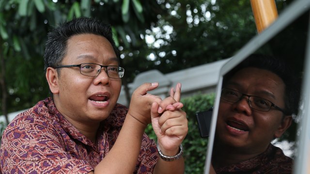 Pakar Penerbangan, Gerry Soejatman, menjawab pertanyaan saat diwawancarai oleh kumparan. (Foto: Aditia Noviansyah/kumparan)