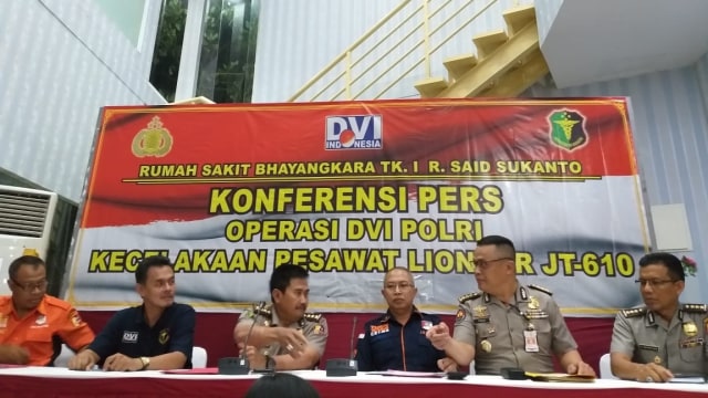 Keterangan Pers terkait operasi  DVI Polri hasil identifikasi 3 korban lion air (Foto: Paulina Herasmanindar/kumparan)
