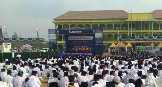 Kemeriahan acara 'Teman kumparan: Makan Ikan bersama Santri' (Foto: kumparan)
