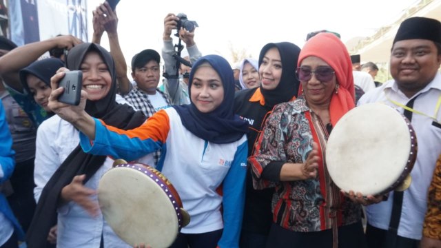 Menteri Kelautan dan Perikanan Susi Pudjiastutifoto bersama peserta sambil bermain Hadrah. (Foto: Fitra Andrianto/kumparan)