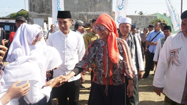 Peserta menyambut Menteri Kelautan dan Perikanan Susi Pudjiastuti sambil bersalaman di acara makan ikan bareng di Situbondo, Sabtu (3/11/2018). (Foto: Fitra Andrianto/kumparan)