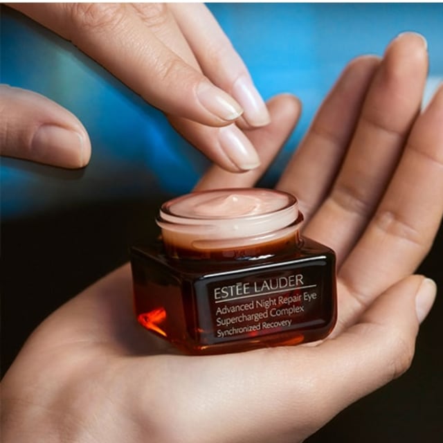Krim mata Estee Lauder untuk menyamarkan garis halus dan tanda penuaan dini pada area mata (Foto: dok. Estee Lauder)