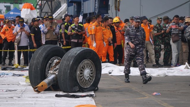 Roda pesawat Lion Air JT-610 tiba di JICT, Sabtu (3/11/2018). (Foto: Fanny Kusumawardhani/kumparan)