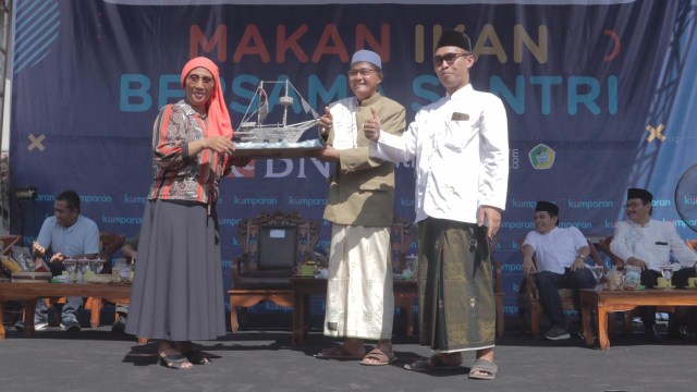 Menteri Kelautan dan Perikanan Susi Pudjiastuti menerima hadiah kapal di Pondok Pesantren Darussalam Banyuwangi, Sabtu (3/11/2018). (Foto: Jafrianto/kumparan)