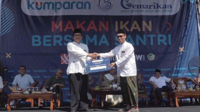 Pihak BNI menyerahkan secara simbolis 1 unit sepeda motor kepada Pondok Pesantren Darussalam Banyuwangi. (Foto: Jafrianto/kumparan)