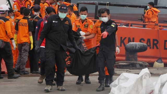 Sejumlah puing-puing pesawat Lion Air JT-610 dan dua kantong jenazah tiba di terminal JICT, Jakarta, Sabtu (3/11/2018). (Foto: Fanny Kusumawardhani/kumparan)