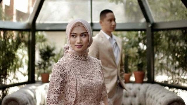 Melody Eks 'JKT48' dan Hanif Fathoni (Foto: Instagram @helmirizaweddingplanner)