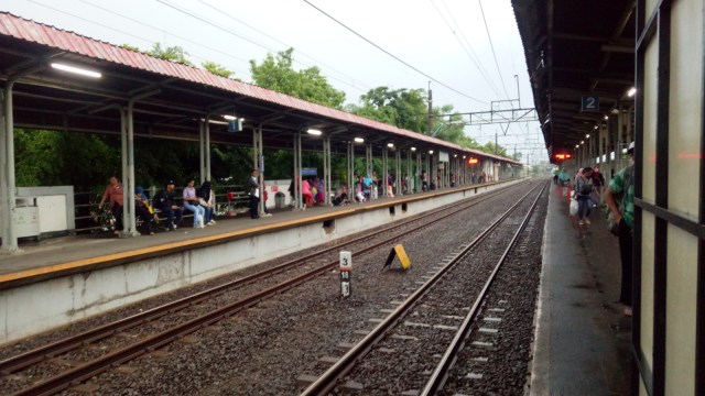 Penumpang KRL yang berhamburan di Stasiun Buaran, Jakarta Timur, Sabtu (3/11/2018). (Foto:  Adhim Mugni Mubaroq/kumparan)