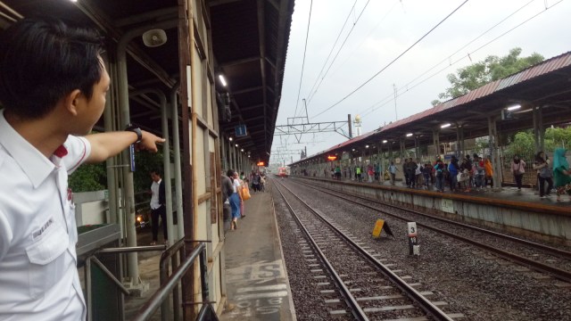 Penumpang KRL yang berhamburan di Stasiun Buaran, Jakarta Timur, Sabtu (3/11/2018). (Foto:  Adhim Mugni Mubaroq/kumparan)