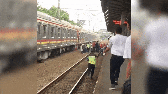 Penumpang berhamburan keluar dari KRL Karena Bau Gas. (Foto: @jktinfo/instagram)