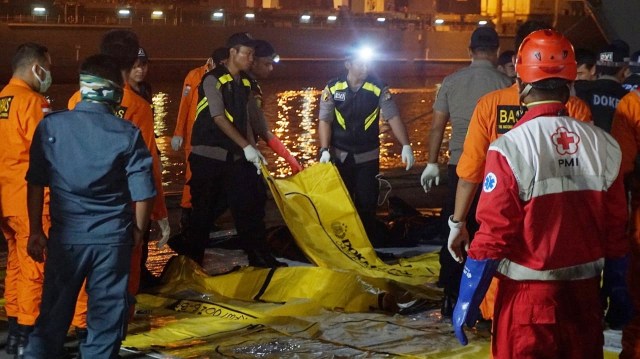 Sejumlah kantong jenazah dari KN SAR Sadewa tiba di terminal JICT, Jakarta, Sabtu (3/11/2018). (Foto: Fanny Kusumawardhani/kumparan)