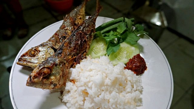 Ikan goreng dengan lalapan dan nasi. Foto: Fitra Andrianto/kumparan