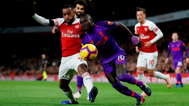Para pemain Arsenal dan Liverpool berduel. (Foto: Reuters/Matthew Childs)