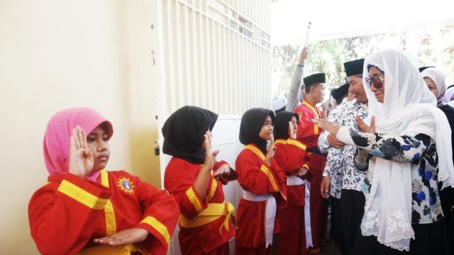 Susi Pudjiastuti mendapatkan salam tapak suci dari santri pondok pesantren S-PEAM, Minggu (4/11/2018). (Foto: Fitra Andrianto/kumparan)