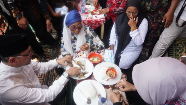 Menteri Kelautan dan Perikanan Susi Pudjiastuti makan ikan dan umbi-umbian. (Foto: Fitra Andrianto/kumparan)