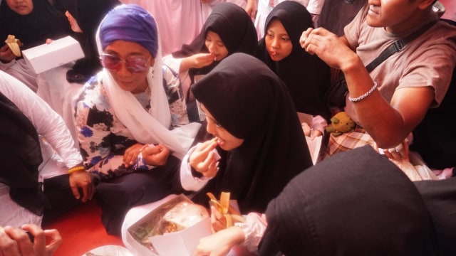 Menteri Kelautan dan Perikanan Susi Pudjiastuti makan ikan bersama santri. (Foto: Fitra Andrianto/kumparan)